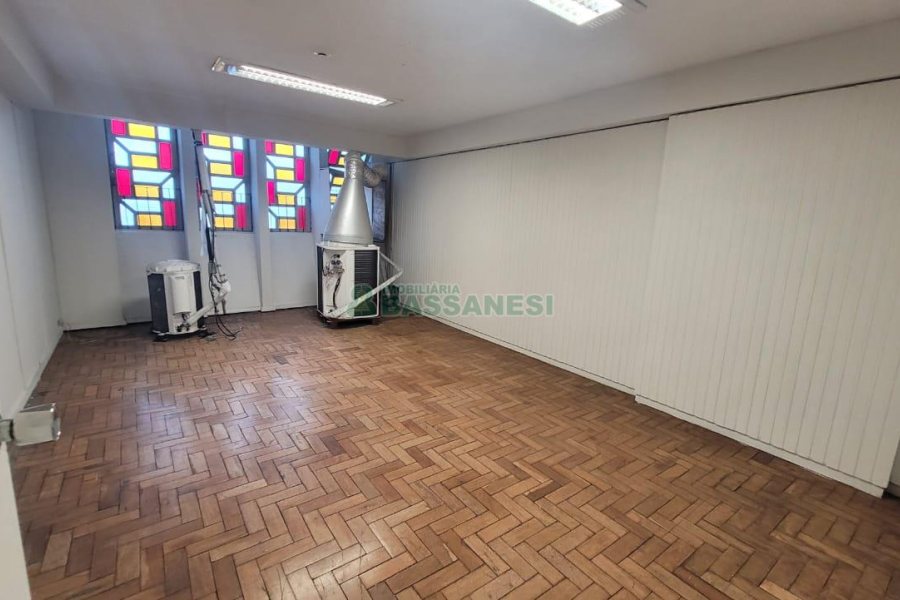 Loja com 1111m², 2 vagas, no bairro Centro em Caxias do Sul para Alugar