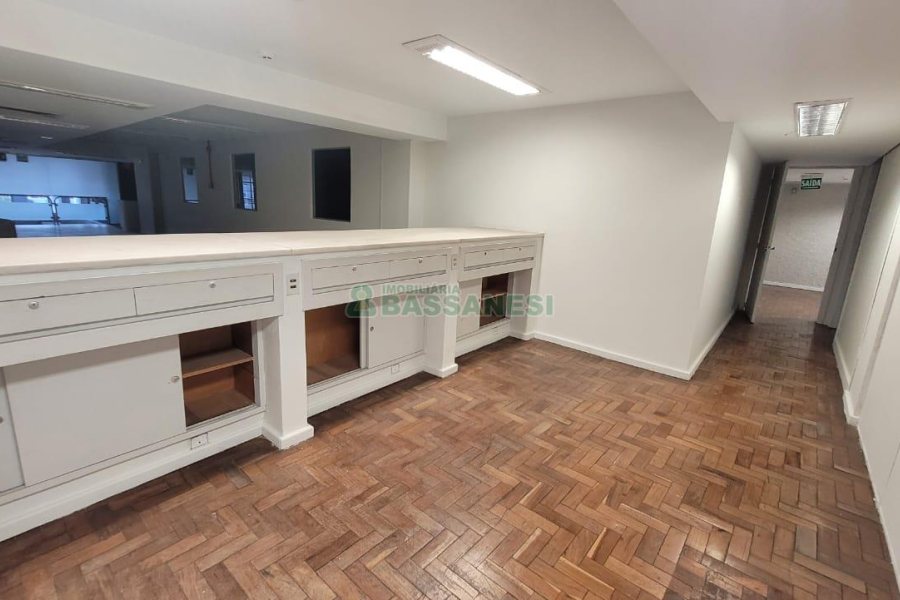 Loja com 1111m², 2 vagas, no bairro Centro em Caxias do Sul para Alugar