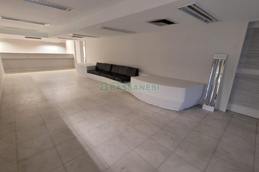 Loja com 1111m², 2 vagas, no bairro Centro em Caxias do Sul para Alugar