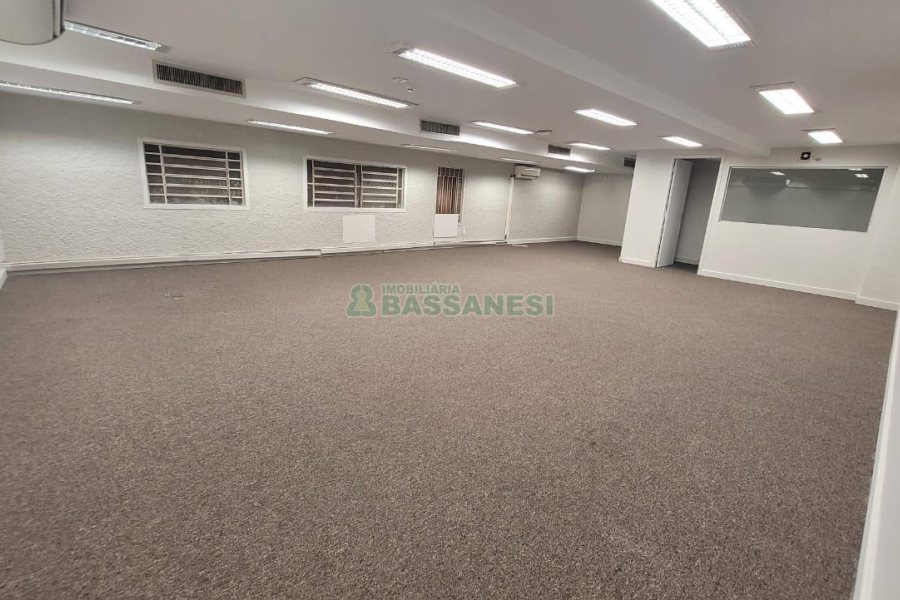 Loja com 1111m², 2 vagas, no bairro Centro em Caxias do Sul para Alugar