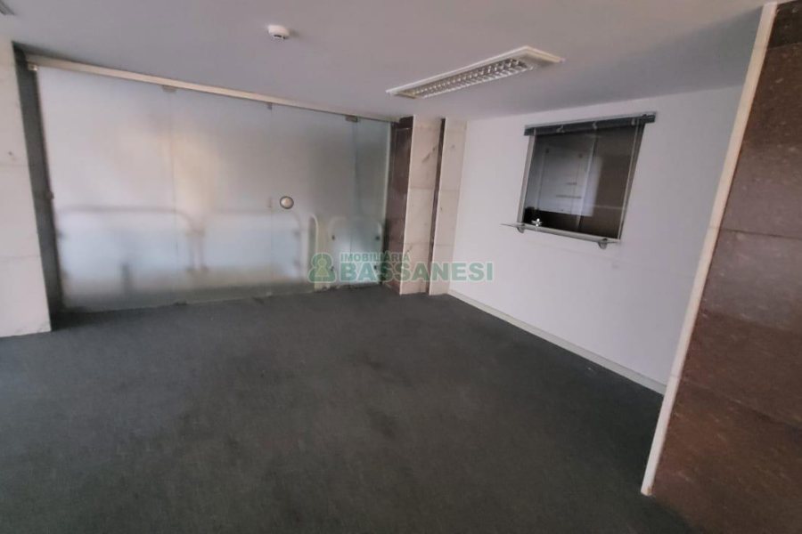 Loja com 1111m², 2 vagas, no bairro Centro em Caxias do Sul para Alugar