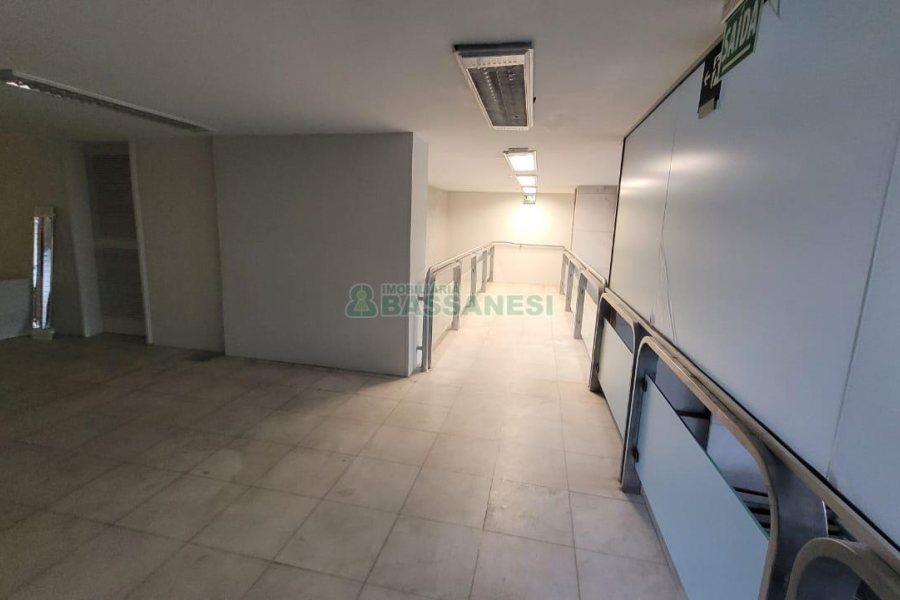 Loja com 1111m², 2 vagas, no bairro Centro em Caxias do Sul para Alugar