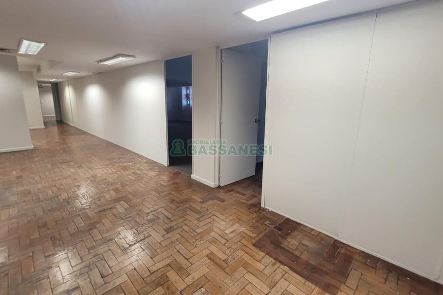 Loja com 1111m², 2 vagas, no bairro Centro em Caxias do Sul para Alugar