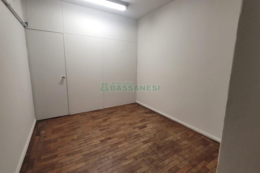 Loja com 1111m², 2 vagas, no bairro Centro em Caxias do Sul para Alugar