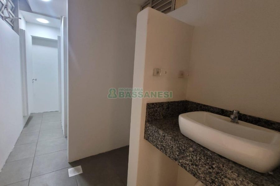 Loja com 1111m², 2 vagas, no bairro Centro em Caxias do Sul para Alugar