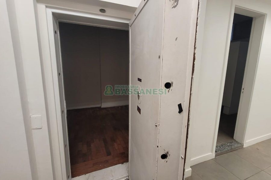 Loja com 1111m², 2 vagas, no bairro Centro em Caxias do Sul para Alugar