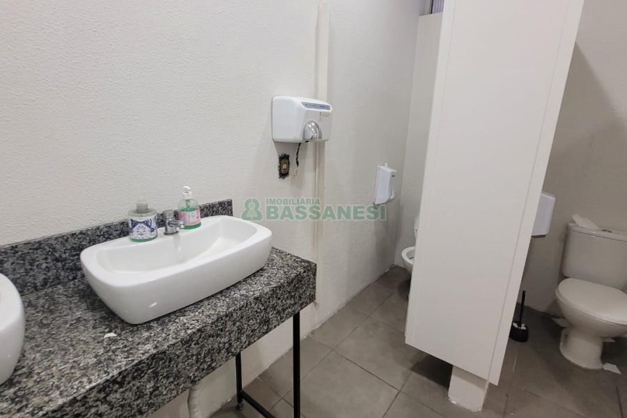 Loja com 1111m², 2 vagas, no bairro Centro em Caxias do Sul para Alugar