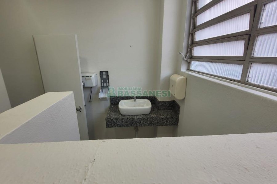 Loja com 1111m², 2 vagas, no bairro Centro em Caxias do Sul para Alugar