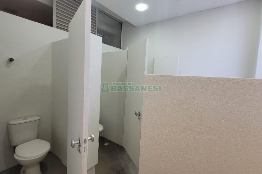 Loja com 1111m², 2 vagas, no bairro Centro em Caxias do Sul para Alugar