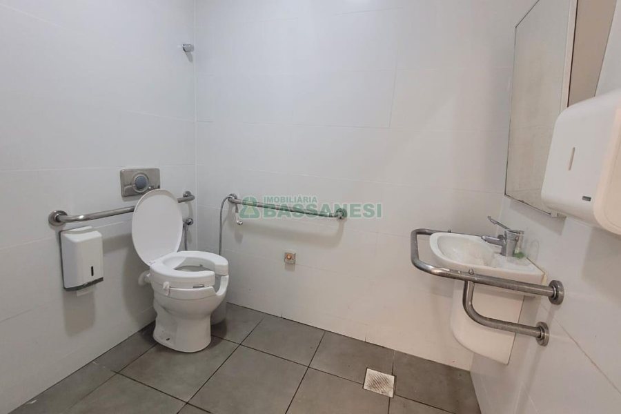 Loja com 1111m², 2 vagas, no bairro Centro em Caxias do Sul para Alugar