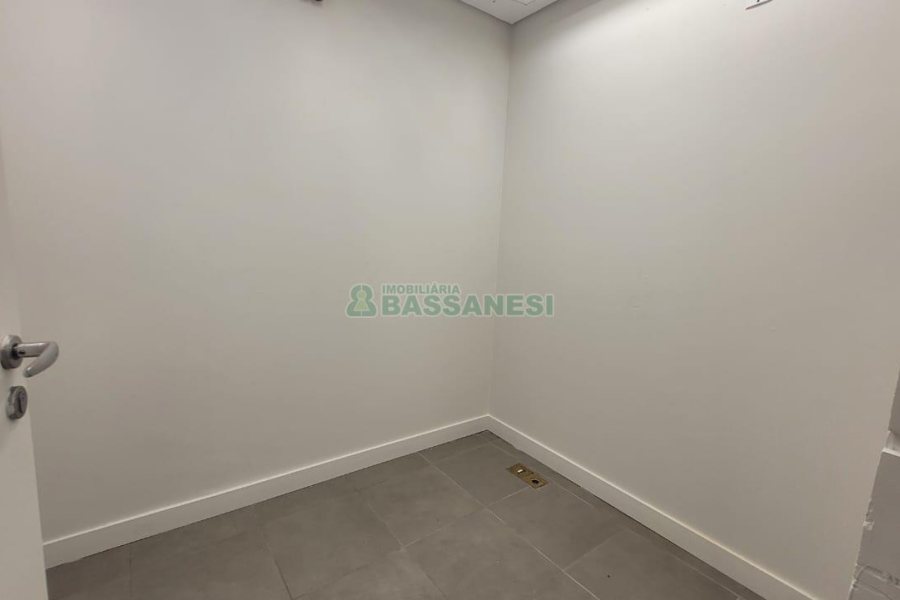 Loja com 1111m², 2 vagas, no bairro Centro em Caxias do Sul para Alugar