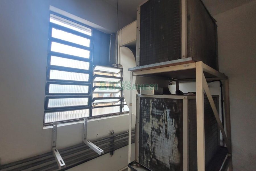 Loja com 1111m², 2 vagas, no bairro Centro em Caxias do Sul para Alugar