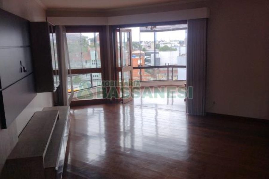 Apartamento com 167m², 3 dormitórios, 4 vagas, no bairro Pio X em Caxias do Sul para Comprar