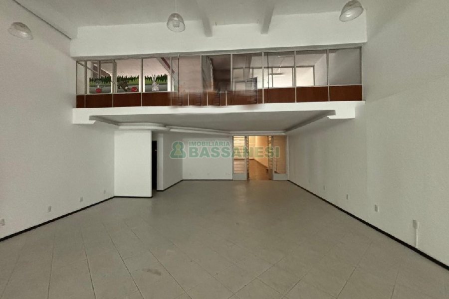 Loja com 450m², no bairro Lourdes em Caxias do Sul para Alugar