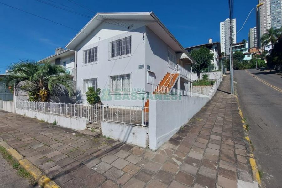 Casa com 90m², 3 dormitórios, 1 vaga, no bairro Universitário em Caxias do Sul para Alugar