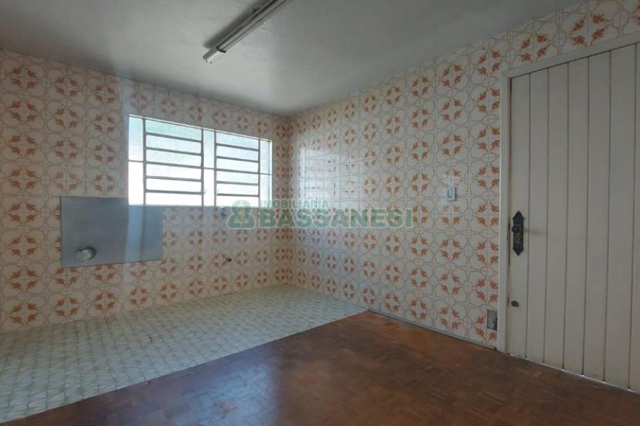 Casa com 90m², 3 dormitórios, 1 vaga, no bairro Universitário em Caxias do Sul para Alugar