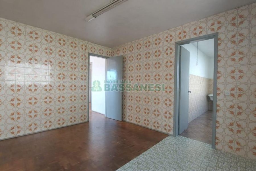 Casa com 90m², 3 dormitórios, 1 vaga, no bairro Universitário em Caxias do Sul para Alugar