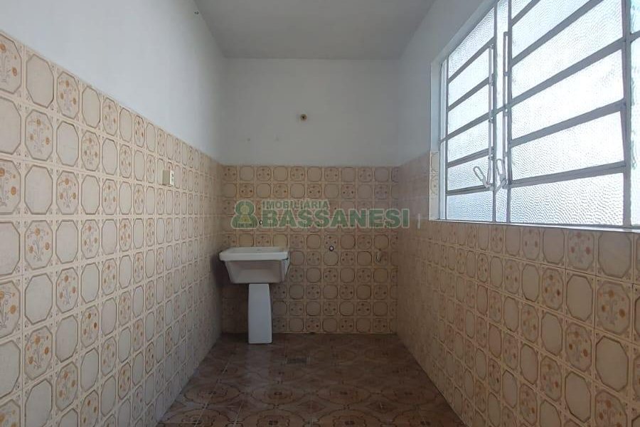 Casa com 90m², 3 dormitórios, 1 vaga, no bairro Universitário em Caxias do Sul para Alugar