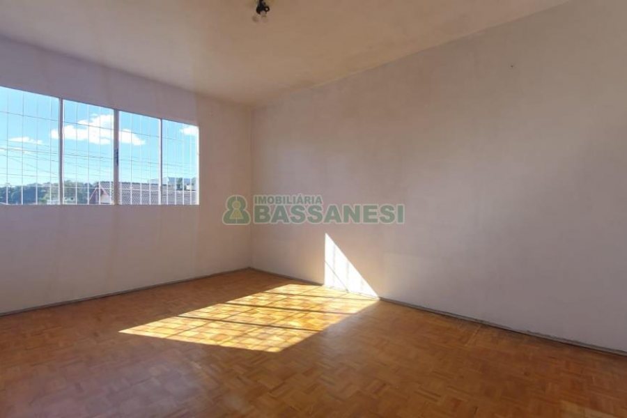 Casa com 90m², 3 dormitórios, 1 vaga, no bairro Universitário em Caxias do Sul para Alugar