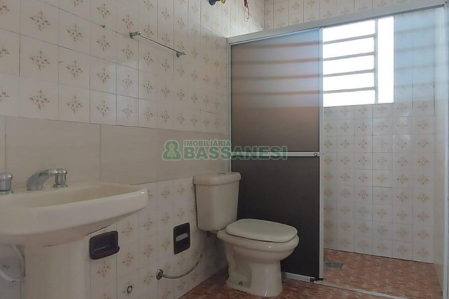 Casa com 90m², 3 dormitórios, 1 vaga, no bairro Universitário em Caxias do Sul para Alugar