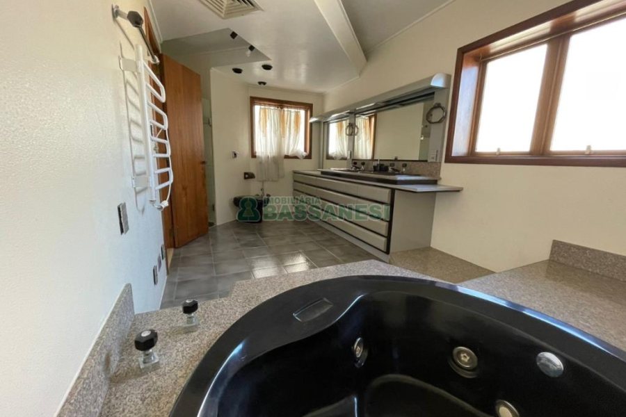 Apartamento com 382m², 4 dormitórios, 3 vagas, no bairro Panazzolo em Caxias do Sul para Comprar