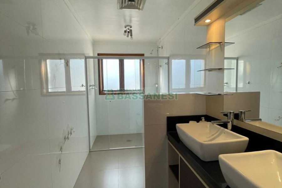 Apartamento com 382m², 4 dormitórios, 3 vagas, no bairro Panazzolo em Caxias do Sul para Comprar