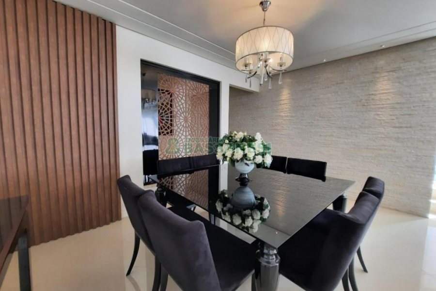 Casa com 552m², 4 dormitórios, 4 vagas, no bairro Sant Etiene em Caxias do Sul para Comprar