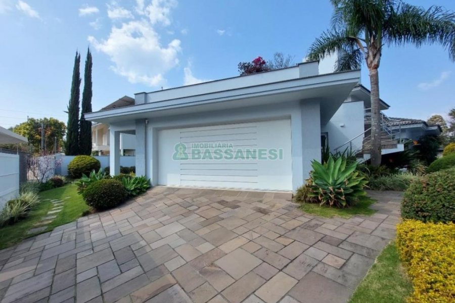Casa com 552m², 4 dormitórios, 4 vagas, no bairro Sant Etiene em Caxias do Sul para Comprar
