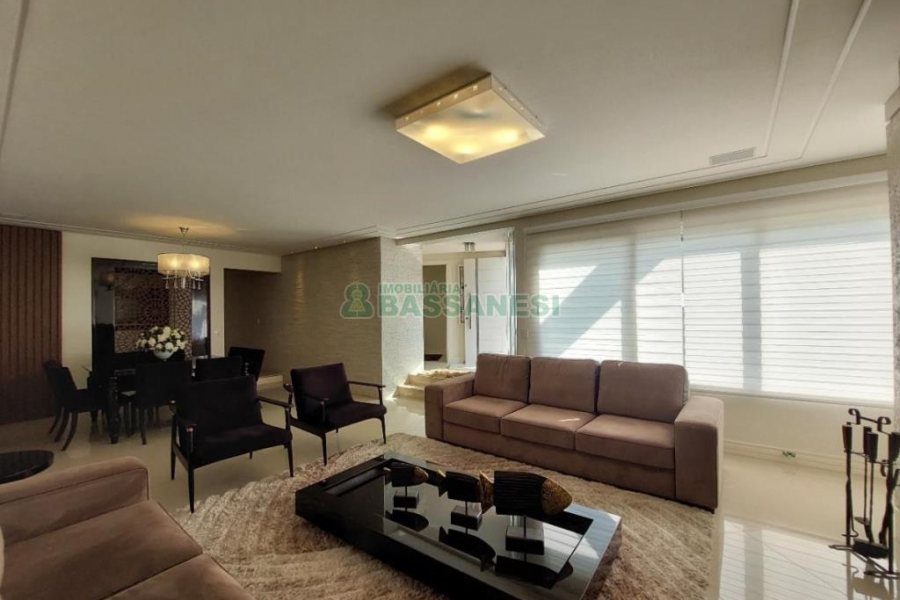 Casa com 552m², 4 dormitórios, 4 vagas, no bairro Sant Etiene em Caxias do Sul para Comprar