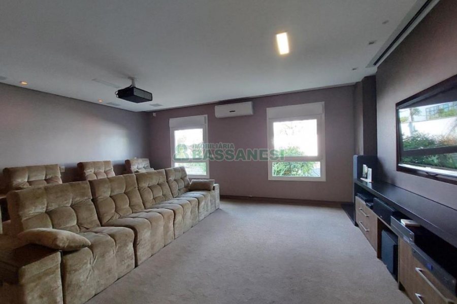 Casa com 552m², 4 dormitórios, 4 vagas, no bairro Sant Etiene em Caxias do Sul para Comprar