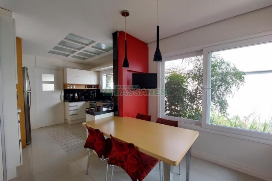 Casa com 552m², 4 dormitórios, 4 vagas, no bairro Sant Etiene em Caxias do Sul para Comprar