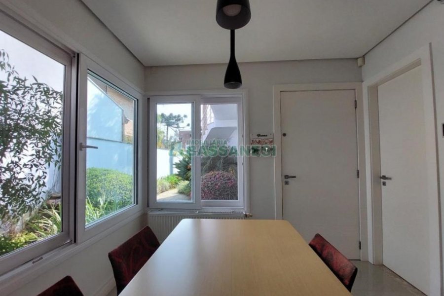 Casa com 552m², 4 dormitórios, 4 vagas, no bairro Sant Etiene em Caxias do Sul para Comprar