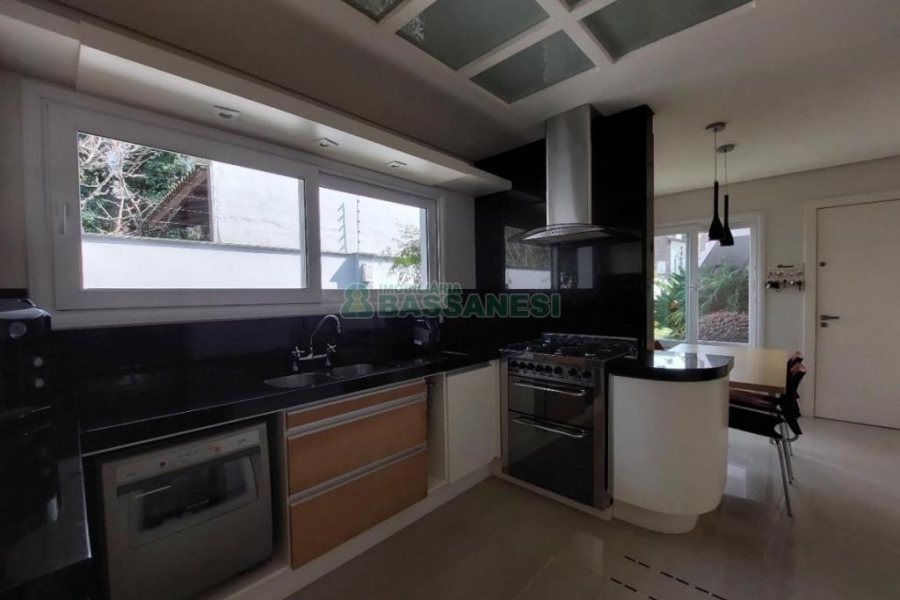 Casa com 552m², 4 dormitórios, 4 vagas, no bairro Sant Etiene em Caxias do Sul para Comprar
