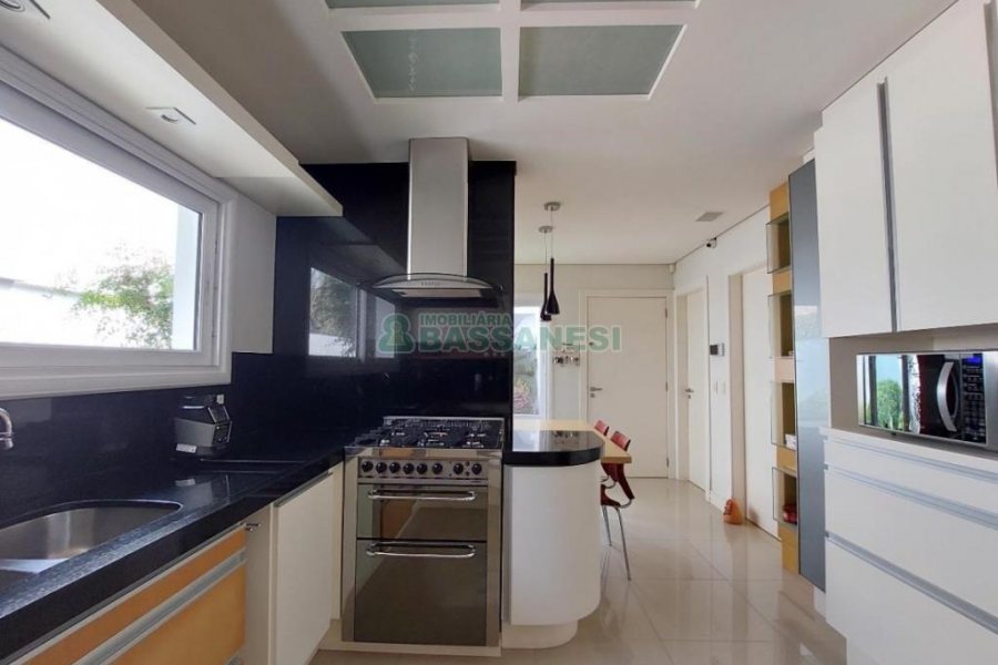 Casa com 552m², 4 dormitórios, 4 vagas, no bairro Sant Etiene em Caxias do Sul para Comprar