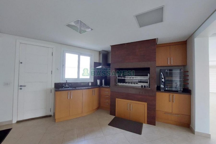 Casa com 552m², 4 dormitórios, 4 vagas, no bairro Sant Etiene em Caxias do Sul para Comprar