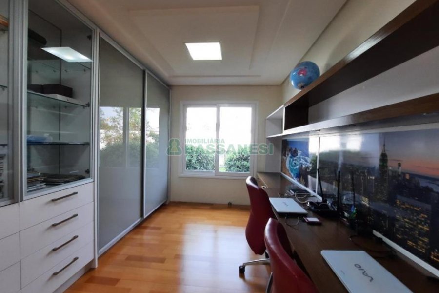 Casa com 552m², 4 dormitórios, 4 vagas, no bairro Sant Etiene em Caxias do Sul para Comprar