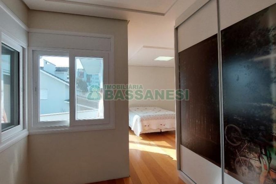 Casa com 552m², 4 dormitórios, 4 vagas, no bairro Sant Etiene em Caxias do Sul para Comprar