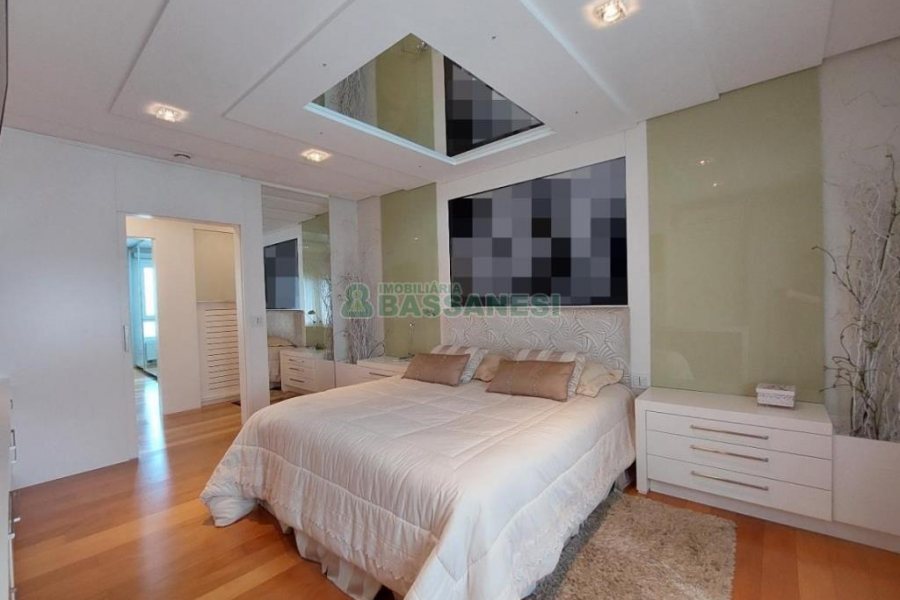 Casa com 552m², 4 dormitórios, 4 vagas, no bairro Sant Etiene em Caxias do Sul para Comprar