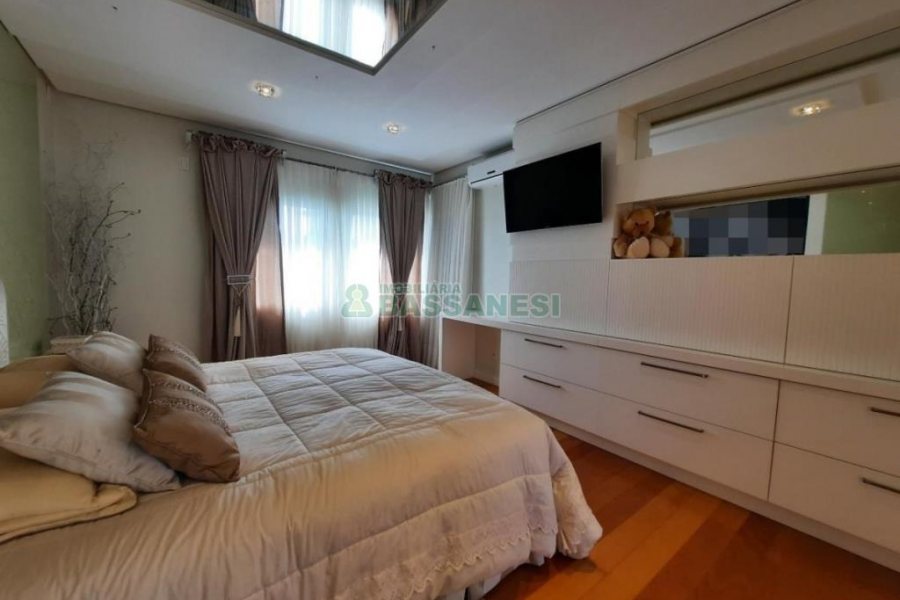 Casa com 552m², 4 dormitórios, 4 vagas, no bairro Sant Etiene em Caxias do Sul para Comprar