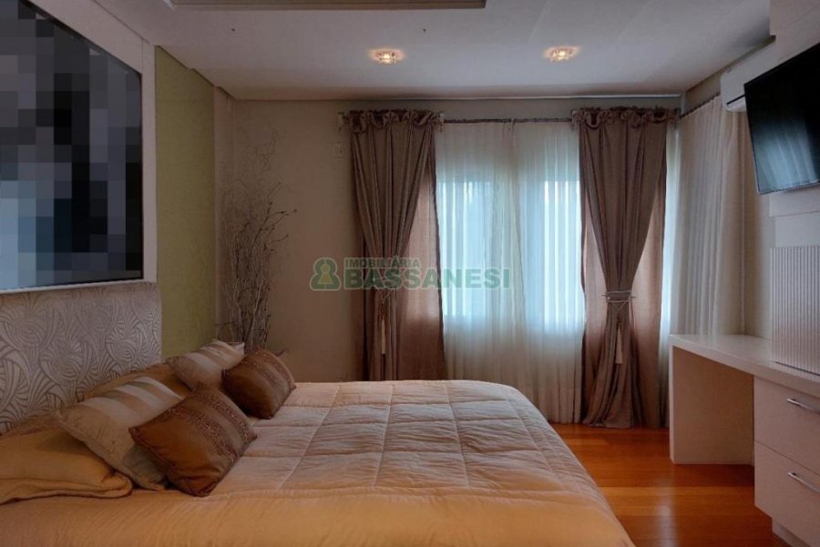 Casa com 552m², 4 dormitórios, 4 vagas, no bairro Sant Etiene em Caxias do Sul para Comprar