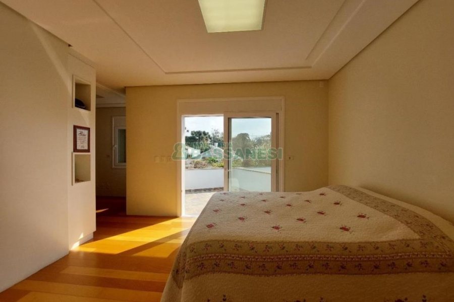 Casa com 552m², 4 dormitórios, 4 vagas, no bairro Sant Etiene em Caxias do Sul para Comprar