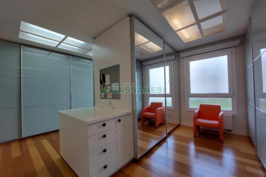 Casa com 552m², 4 dormitórios, 4 vagas, no bairro Sant Etiene em Caxias do Sul para Comprar