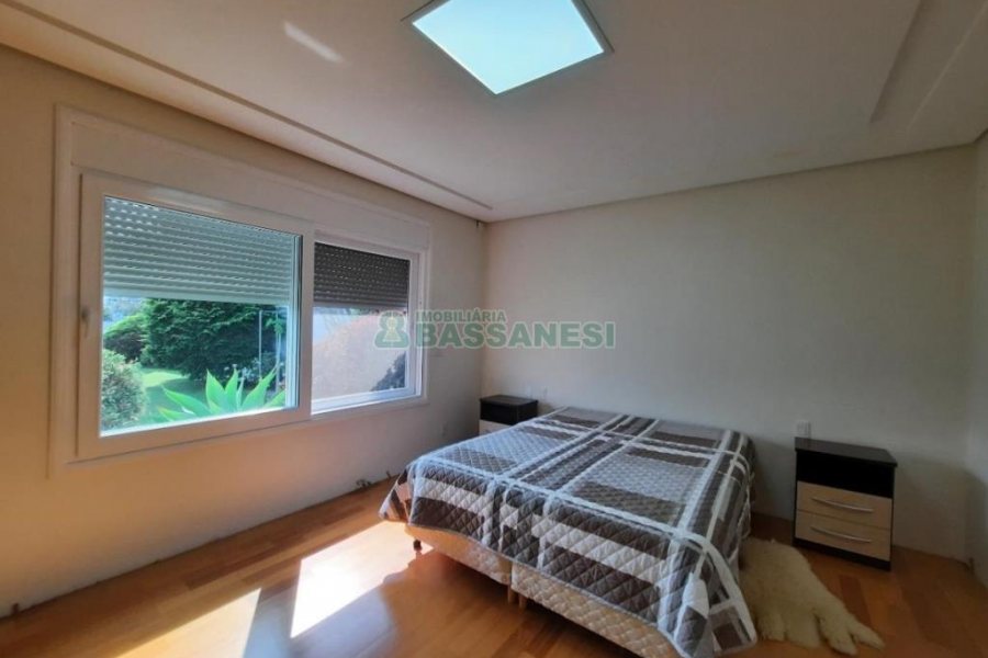 Casa com 552m², 4 dormitórios, 4 vagas, no bairro Sant Etiene em Caxias do Sul para Comprar