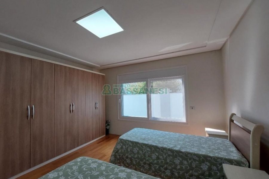 Casa com 552m², 4 dormitórios, 4 vagas, no bairro Sant Etiene em Caxias do Sul para Comprar