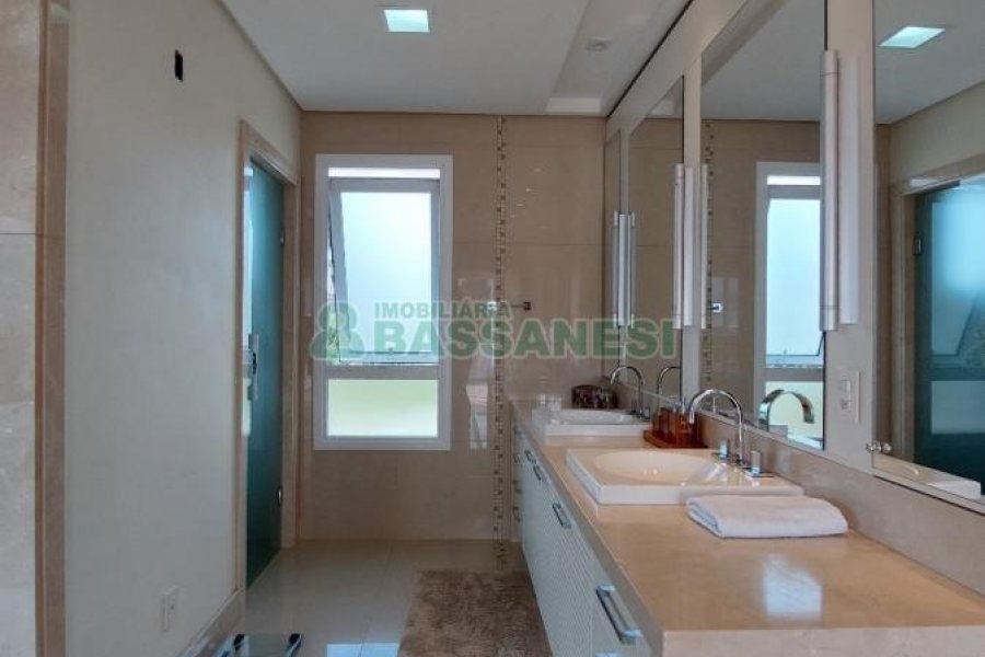 Casa com 552m², 4 dormitórios, 4 vagas, no bairro Sant Etiene em Caxias do Sul para Comprar