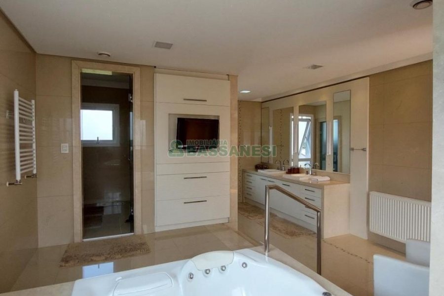 Casa com 552m², 4 dormitórios, 4 vagas, no bairro Sant Etiene em Caxias do Sul para Comprar