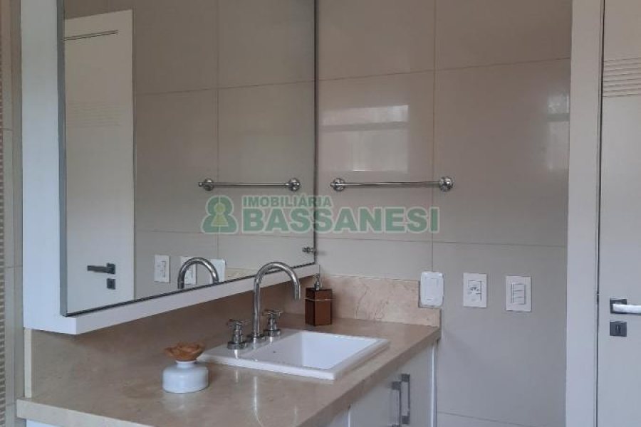 Casa com 552m², 4 dormitórios, 4 vagas, no bairro Sant Etiene em Caxias do Sul para Comprar