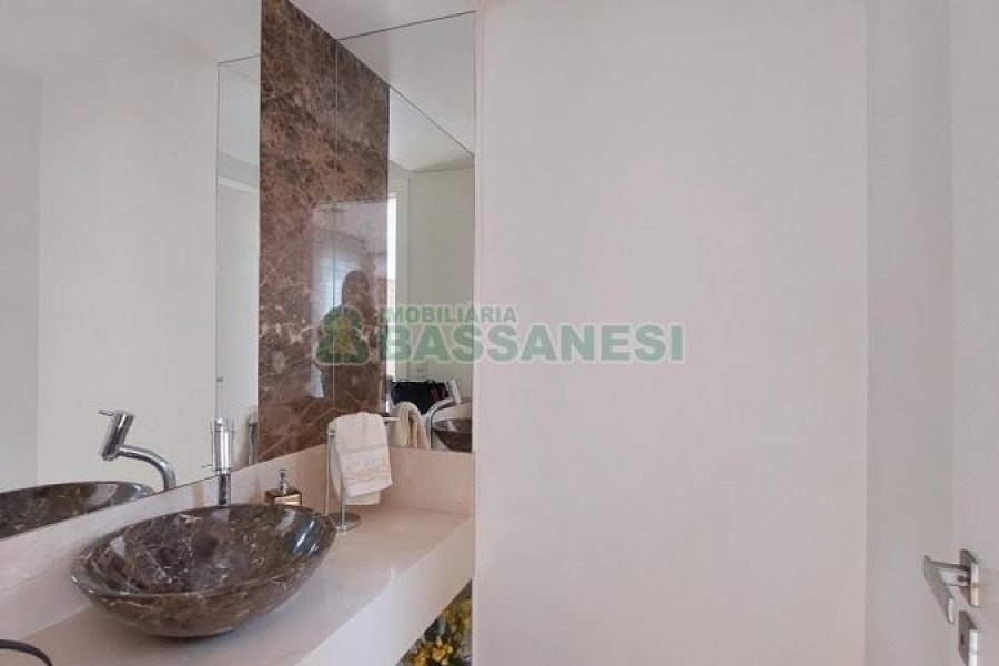 Casa com 552m², 4 dormitórios, 4 vagas, no bairro Sant Etiene em Caxias do Sul para Comprar