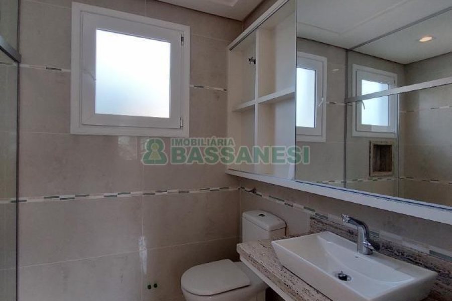 Casa com 552m², 4 dormitórios, 4 vagas, no bairro Sant Etiene em Caxias do Sul para Comprar