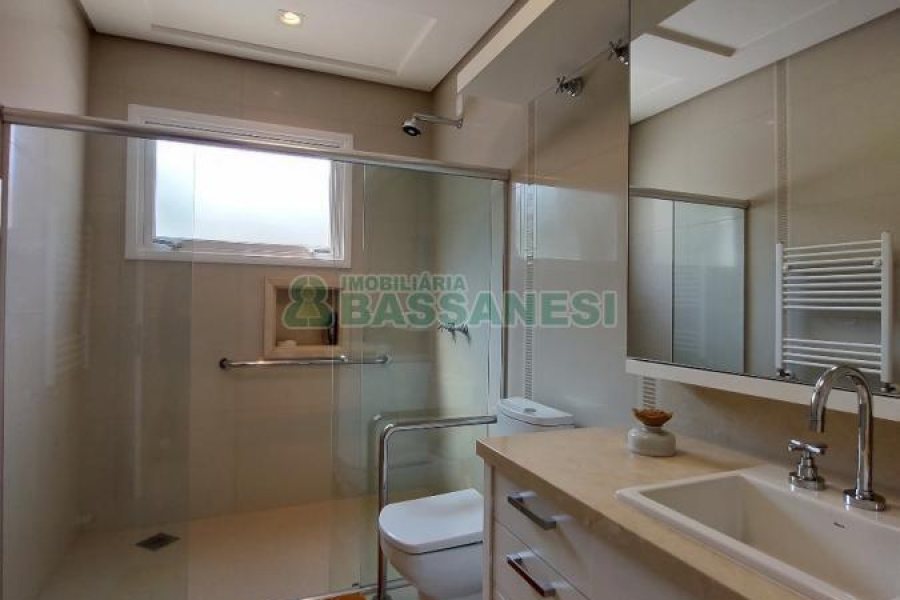 Casa com 552m², 4 dormitórios, 4 vagas, no bairro Sant Etiene em Caxias do Sul para Comprar